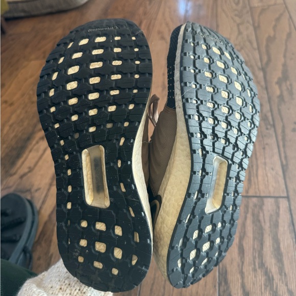 Adidas Ultraboost. Size 8. - Picture 5 of 6